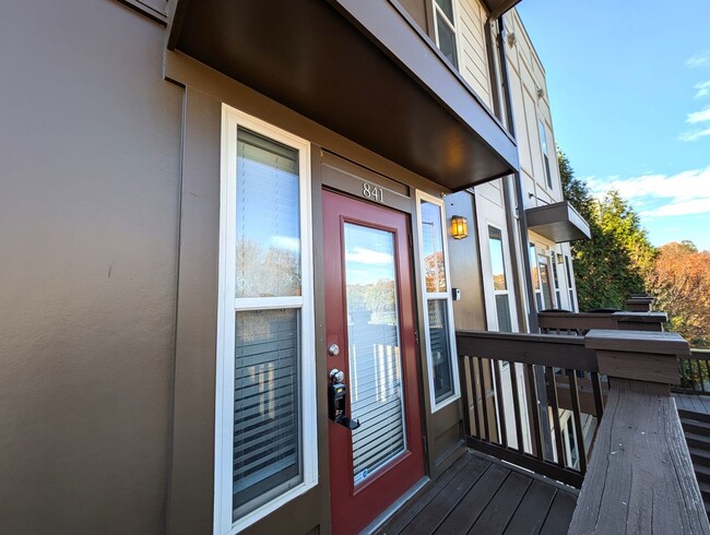 Building Photo - Beautiful, 3 bed, 2 bath Townhome Located ...