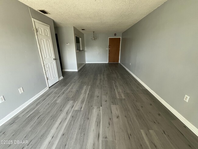 Building Photo - 1850 S Park Ave