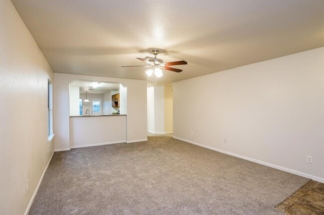 Foto del edificio - 2714 Roaring Oaks Ln
