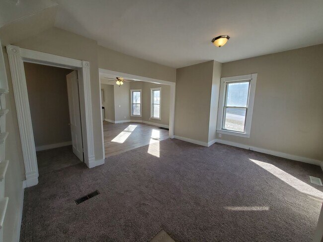 Foto del edificio - Large 4 Bedroom House in Moline