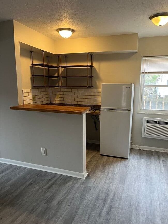 Building Photo - 695 Riverview