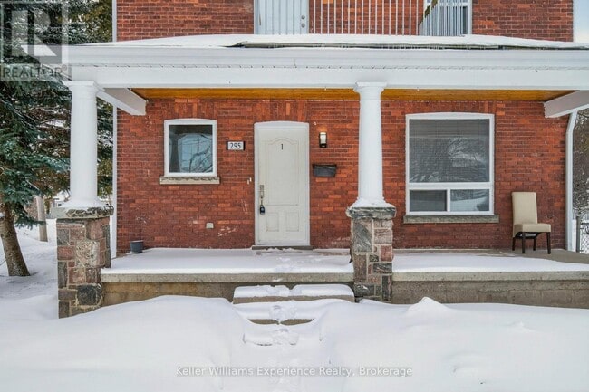 Building Photo - 295 Bay St