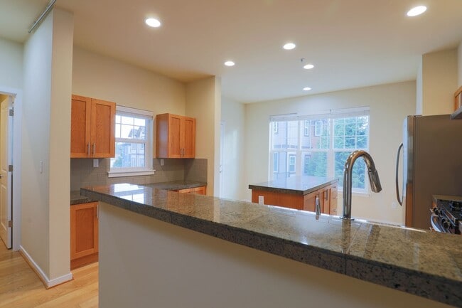 Foto del edificio - Spacious 3BR/3.5BA Townhome in Desirable E...