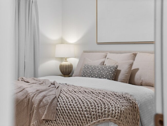 Building Photo - Beautiful FULLY FURNISHED TWO BEDROOM DUPLEX!