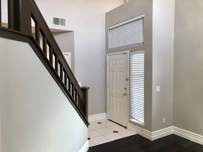 Building Photo - Spacious and beautiful 3 bedroom 2.5 bath ...