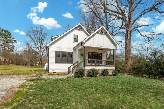 Foto del edificio - Custom 3-bedroom Home in Hillsborough