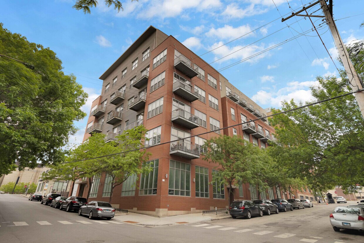 Primary Photo - 824 W Superior St