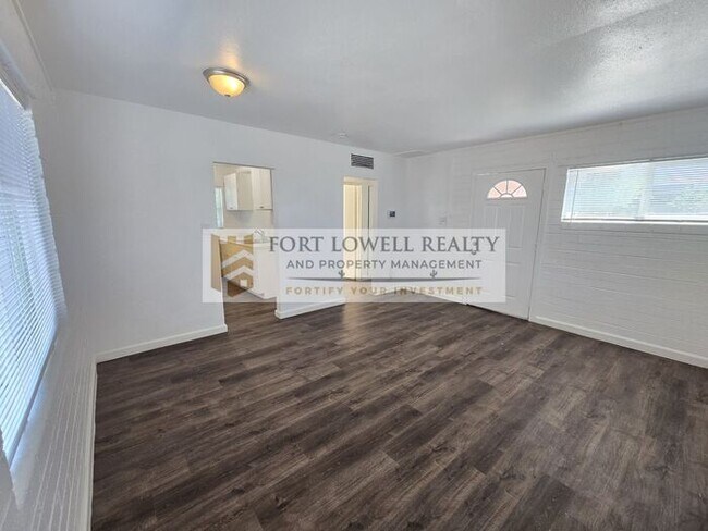 Foto del edificio - 3051 E Proctor Vista