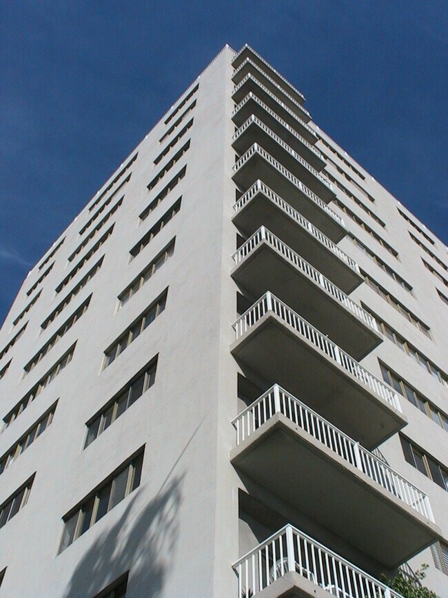 Vista de la esquina sudoeste - Santa Monica Bay Towers
