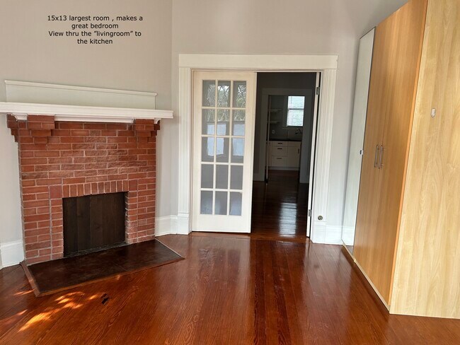 Dormitorio (la chimenea no funciona) - 704 E Guenther St