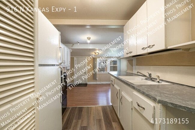 Building Photo - 916 N Kansas Expy