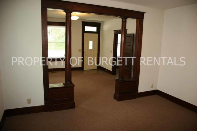 Building Photo - 315 Sylvia St