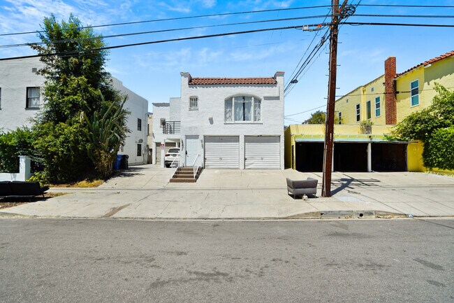 Building Photo - 7465 Oakwood Ave