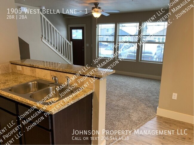 Building Photo - Newer Townhome Style living close to all o...