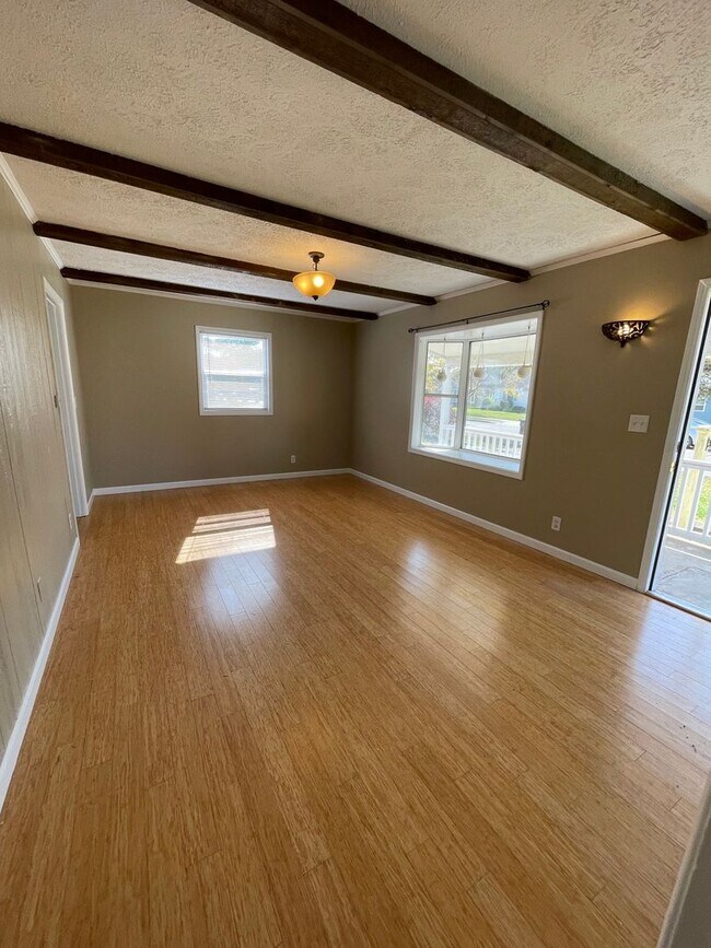 Building Photo - MOVE IN READY - Vinton Neighborhood