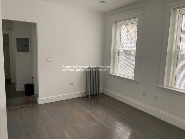 Building Photo - 100 Queensberry St