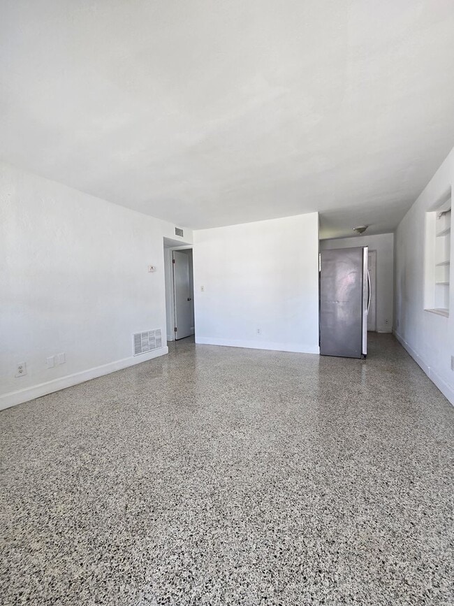 Building Photo - 1703 Edgewater Dr