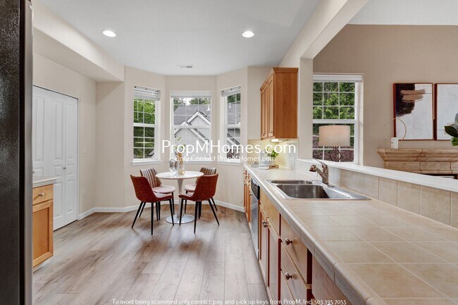 Building Photo - Luxury 3 Bedroom Townhome in West Linn + P...
