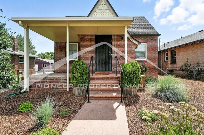 Building Photo - Charming Home with Washer/Dryer and Fenced...
