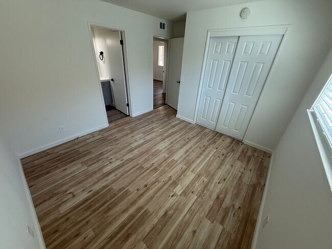 Foto del edificio - Updated Property with Large Front & Backyard