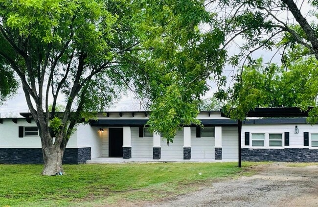 Building Photo - 135 W Quince Ave