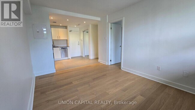 Building Photo - 407-230-230 Oak St