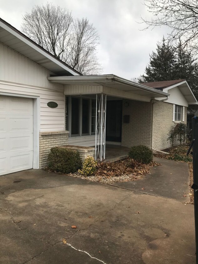 Primary Photo - 3 bedroom, 2 bathroom, 2 car garage hom fo...