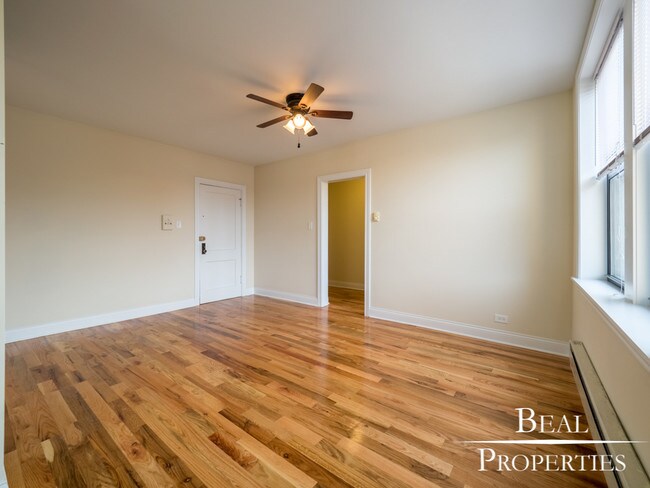 Building Photo - 818 W Diversey Pkwy