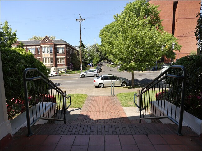 Building Photo - 1544 SE Hawthorne Blvd