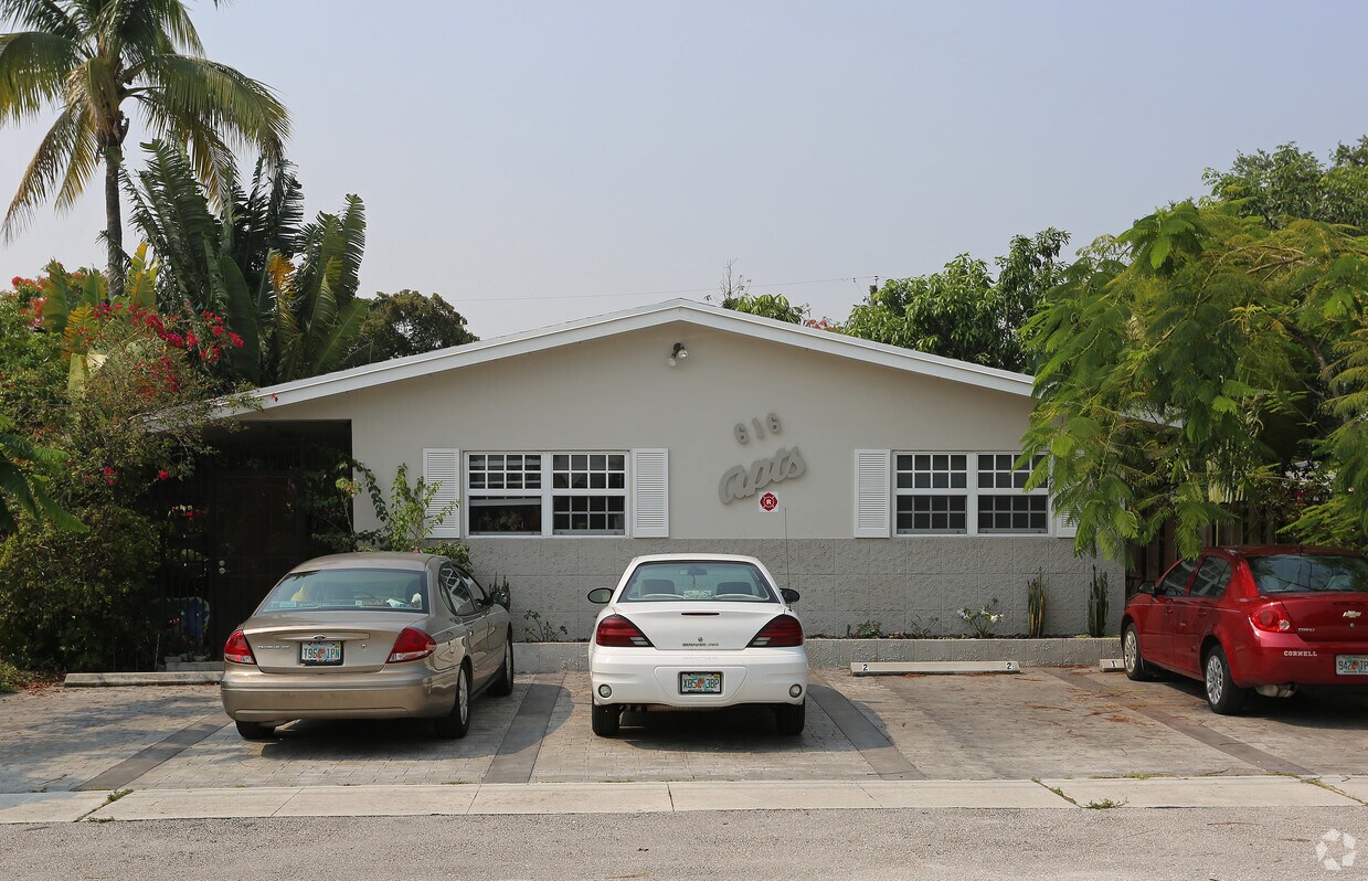 Foto del edificio - 616 Apts