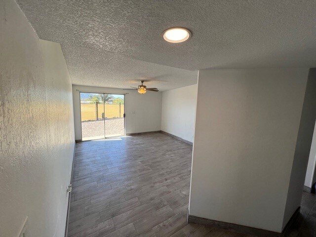 Foto del edificio - Welcome to this recently remodeled oasis i...