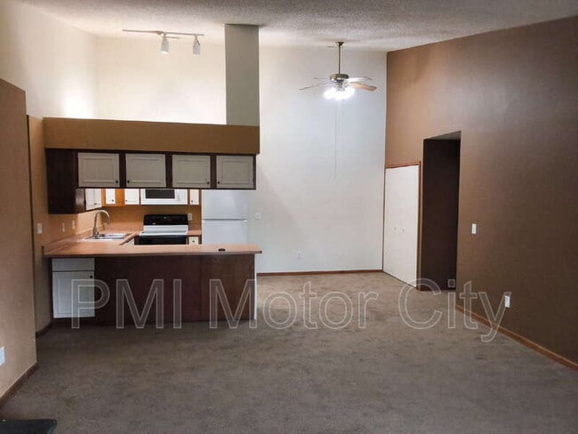 Building Photo - 30512 Oakridge Manor Dr