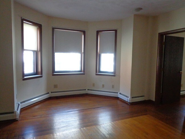 Building Photo - 83 Elm St