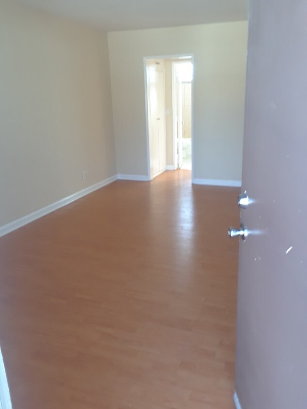 Living room - 6633 Woodley Ave