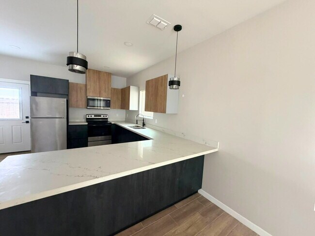 Building Photo - "Spacious 3-Bed Escape with 2 Full Baths in McAllen's Heart!"