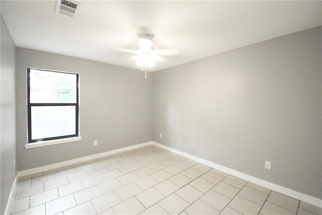 Building Photo - 521 Luther Dr