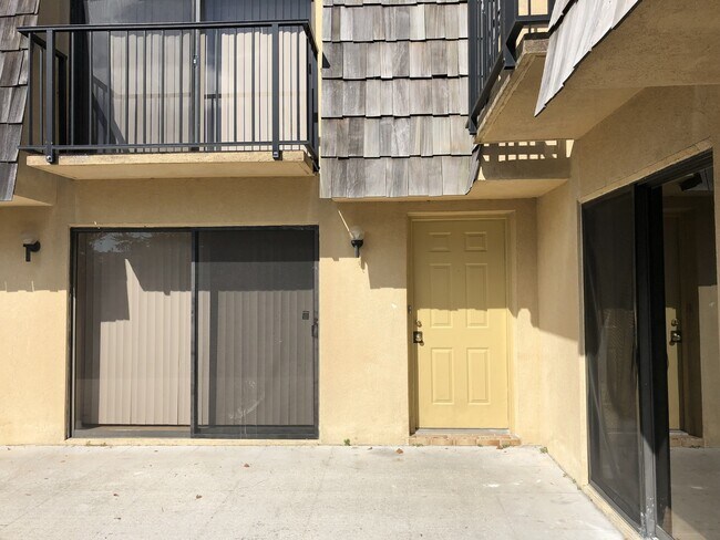 Foto del edificio - 2/2.5 Townhouse Renovated W/ Private Court...