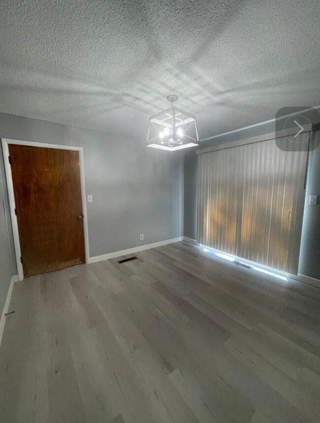 Foto del edificio - 709 Mackenzie Dr