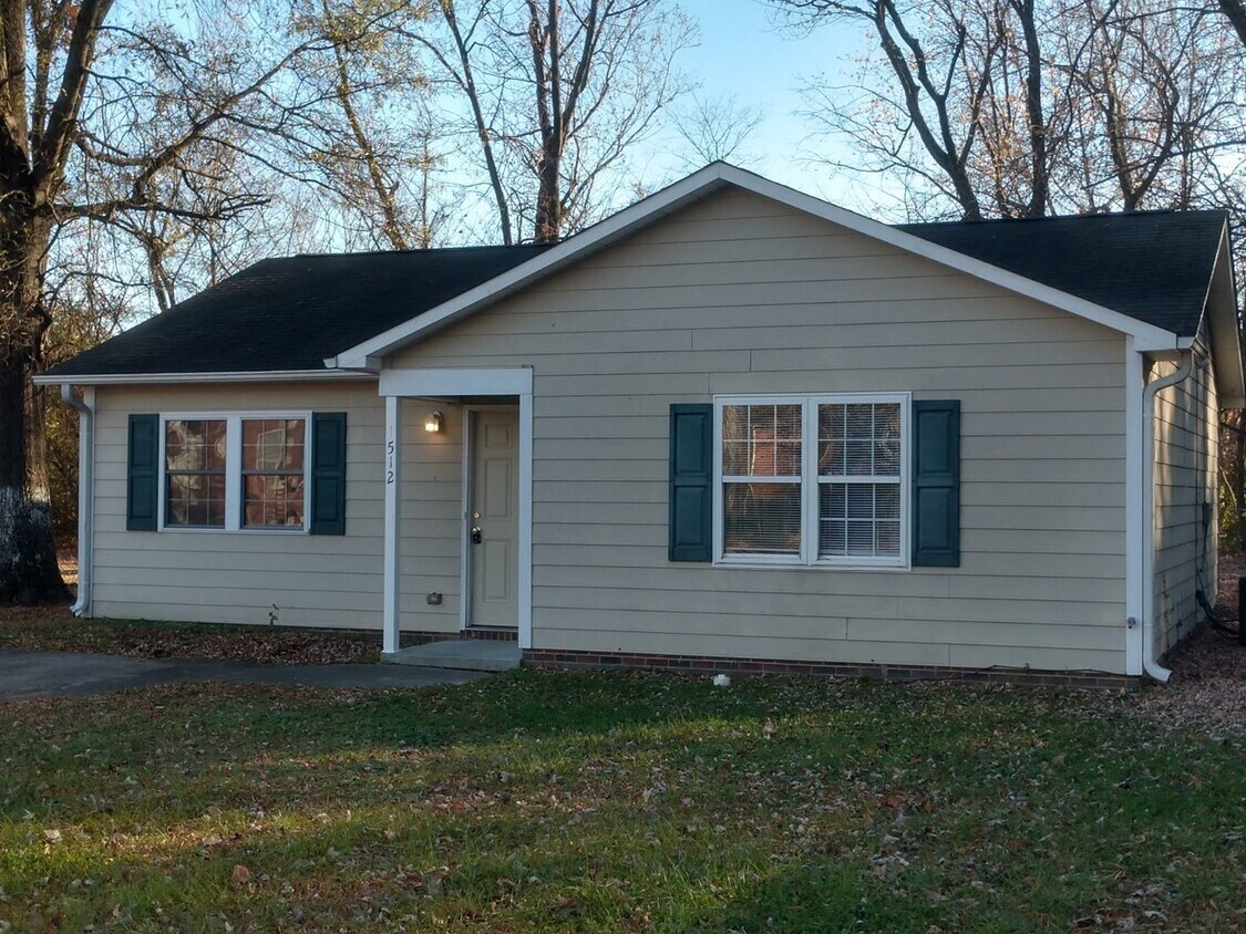 Foto principal - 3 Bedroom Home in Greensboro-Available Now...