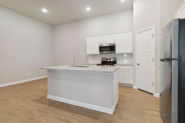 Building Photo - Stunning Duplex in Emma Park