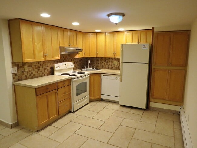 Building Photo - 212 Maplecrest Dr S