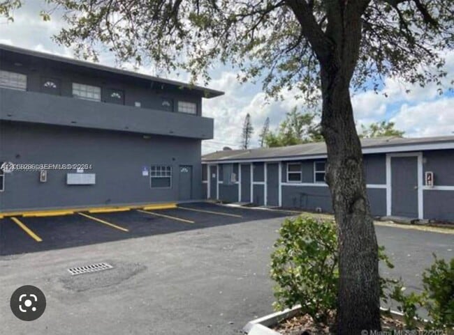 Building Photo - 5010 Pembroke Rd