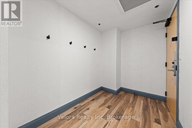Building Photo - 161 Laurier Ave W