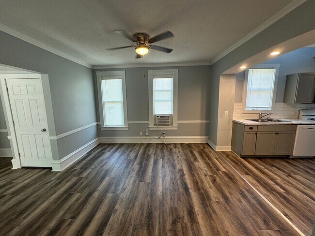 Foto del edificio - Spacious 2BR Duplex with Laundry Hookups + Big Yard