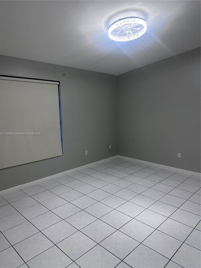 Foto del edificio - 9300 E Elm Ln