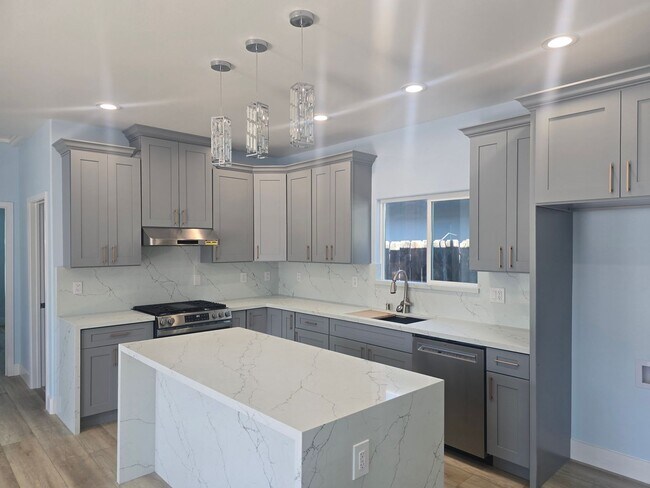 Foto del edificio - Brand-New 3-Bed, 2-Bath ADU with Solar in ...
