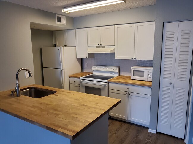 Foto del edificio - 4105 Tropical Isle Blvd