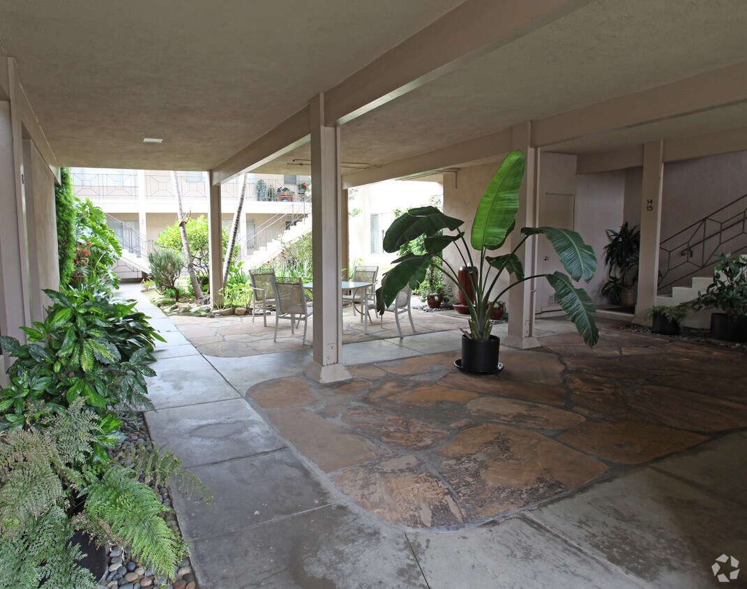 Foto del vestíbulo - 255 Cypress Dr