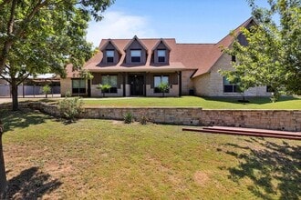 Building Photo - 402 N Pkwy Dr