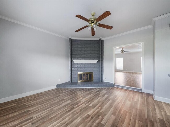 Building Photo - 7700 Creekbend Dr